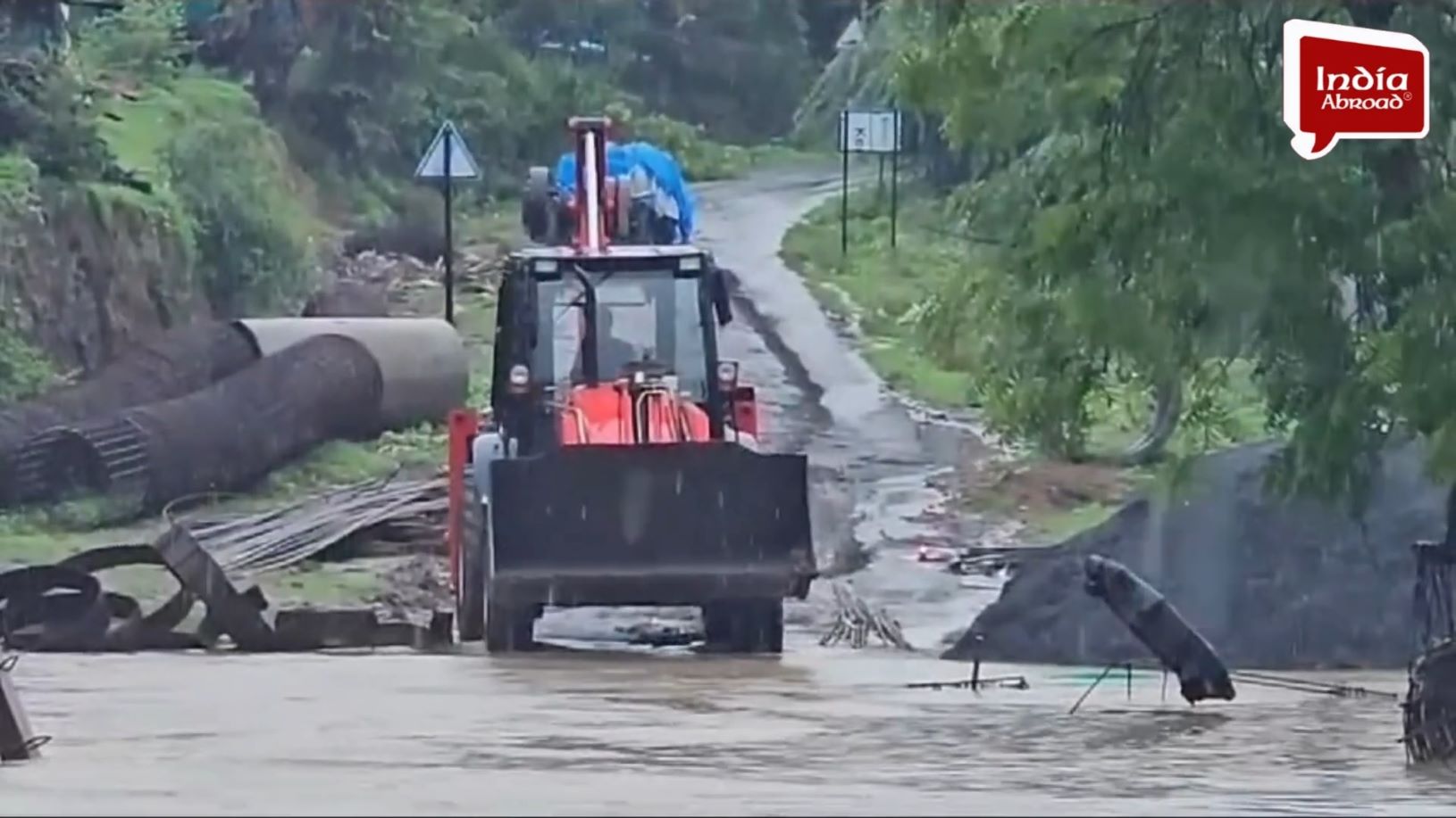 ભારે વરસાદને પગલે ગુજરાતમાં ઠેર ઠેર તારાજી સર્જાઈ.