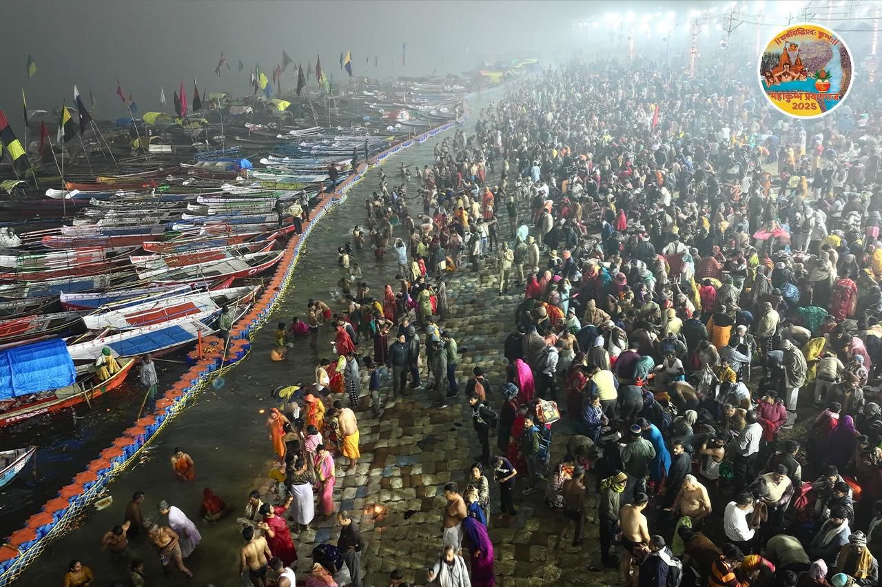 ભારતના વીર શહીદો માટે મહાકુંભમાં આસ્થાની ડૂબકી લગાવતો એક યુવાન.