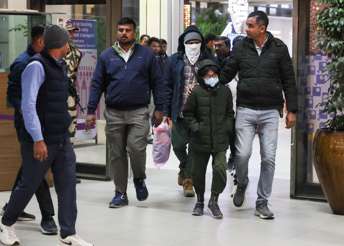 અમેરિકાથી પરત આવેલ ભારતીયોમાં સુરતનો પટેલ પરિવાર.