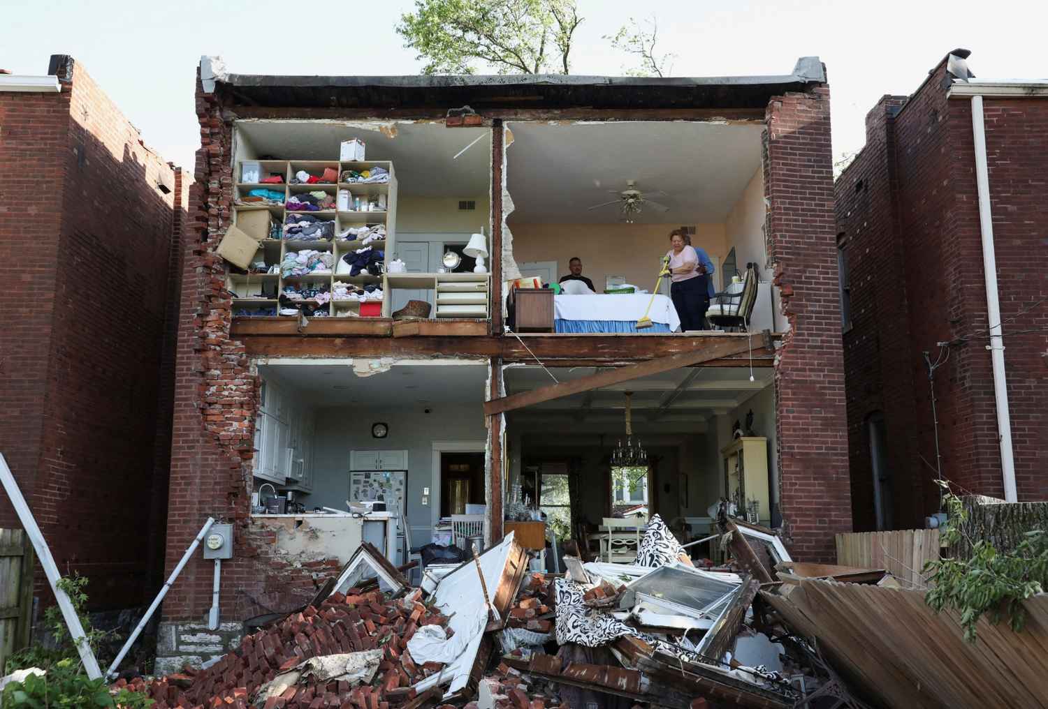 Severe storms kill at least 21 in Kentucky and Missouri