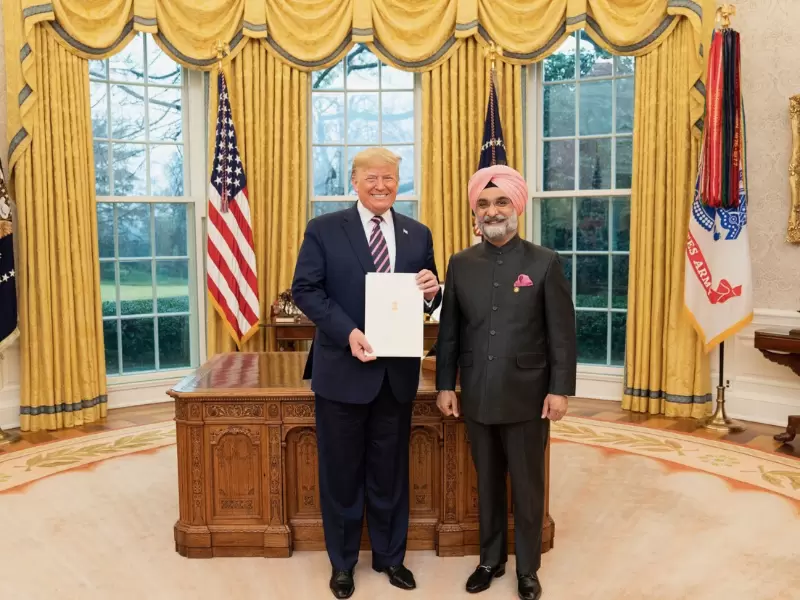  ਵ੍ਹਾਈਟ ਹਾਊਸ ਵਿਖੇ ਤਰਨਜੀਤ ਸੰਧੂ ਨਾਲ ਡੋਨਾਲਡ ਟਰੰਪ 