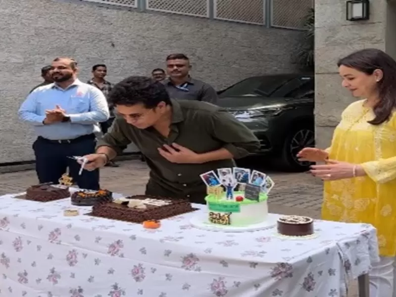  सचिन तेंदुलकर पत्नी अंजलि के साथ केक काटते हुए।  