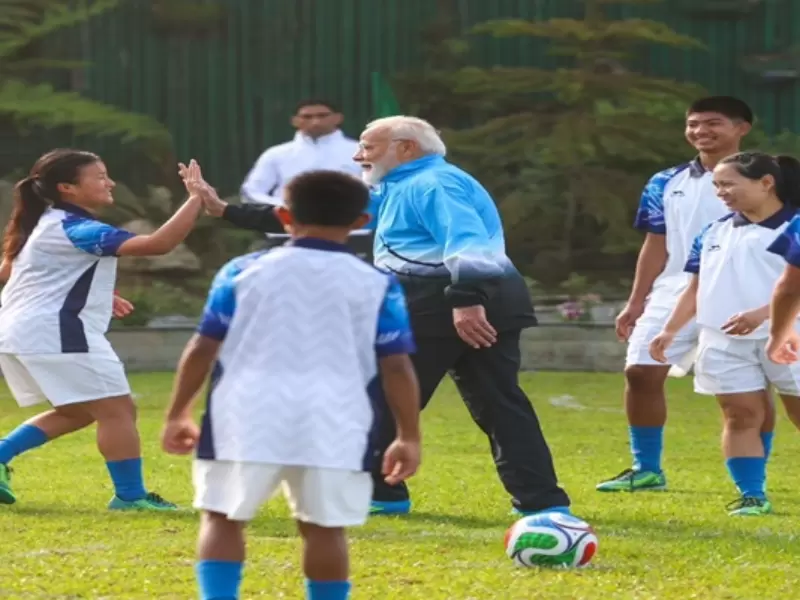  खेल के मैदान में पीएम मोदी।  