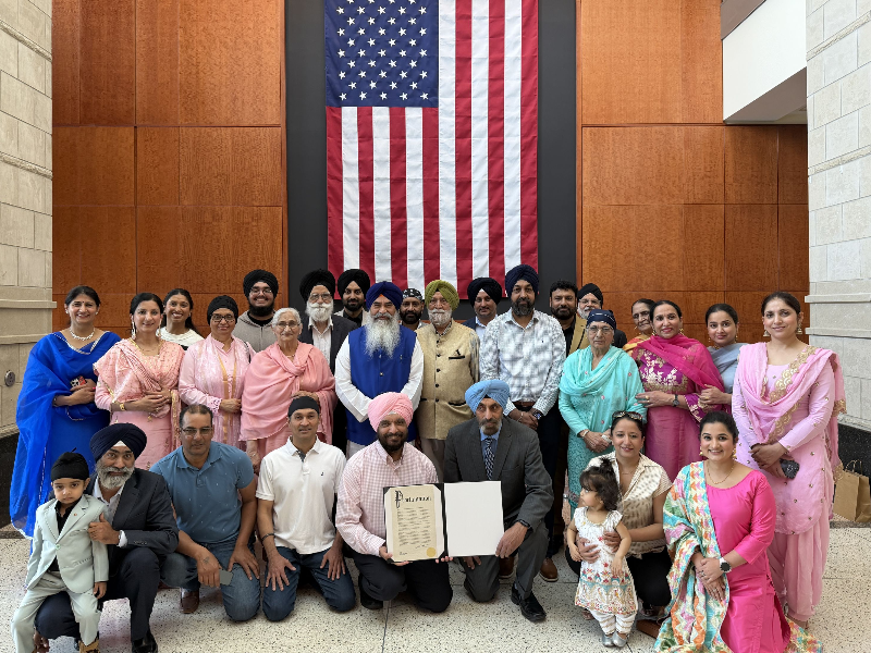  ਭਾਈਚਾਰੇ ਦੇ ਮੈਂਬਰਾਂ ਨੇ ਸਿਟੀ ਹਾਲਾਂ ਵਿੱਚ ਸਰਕਾਰੀ ਐਲਾਨਨਾਮੇ (ਪ੍ਰੋਕਲੇਮੇਸ਼ਨ) ਪ੍ਰਾਪਤ ਕੀਤੇ 