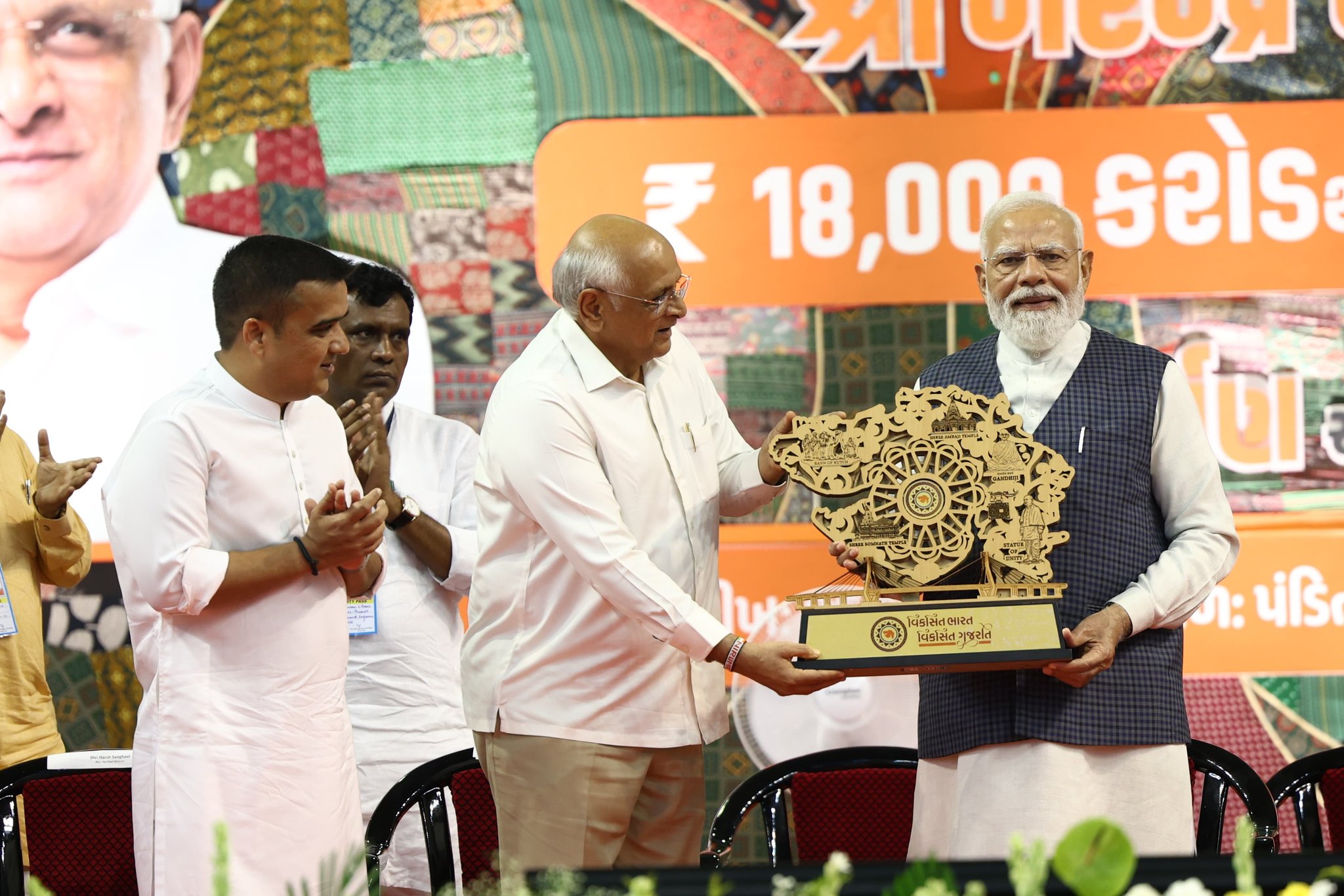 સુરતમાં PM મોદીએ ₹18,800 કરોડના વિકાસકામોનું લોકાર્પણ અને ખાતમુહૂર્ત કર્યું