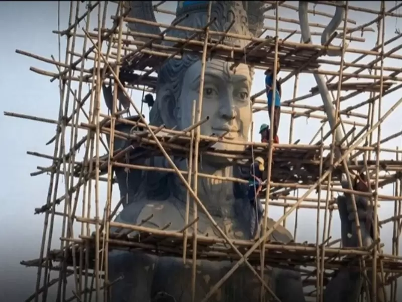  निर्माणाधीन प्रतिमा 