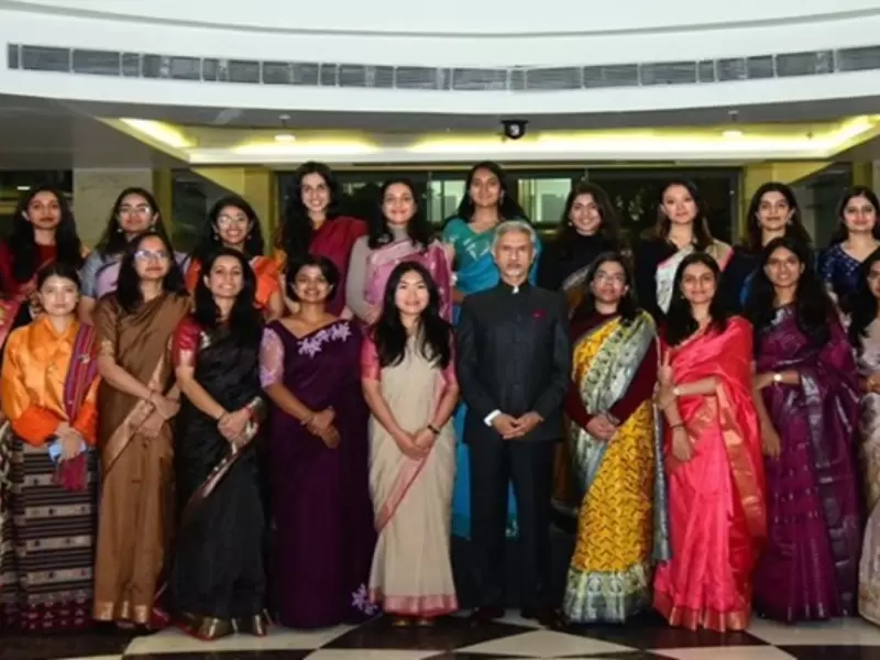  भारत के विदेश मंत्री अपने मंत्रालय की महिला अधिकारियों के साथ। 
